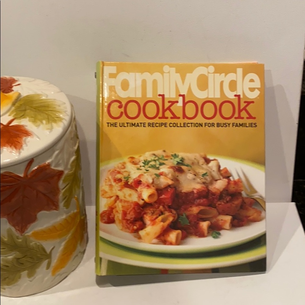 FAMILY CIRCLE COOKBOOK- ULTIMATE RECIPES-FAMILIES!